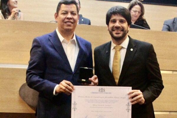 Alberes Xavier recebe Prêmio Graça Araújo e é homenageado por sua contribuição ao jornalismo político em Pernambuco